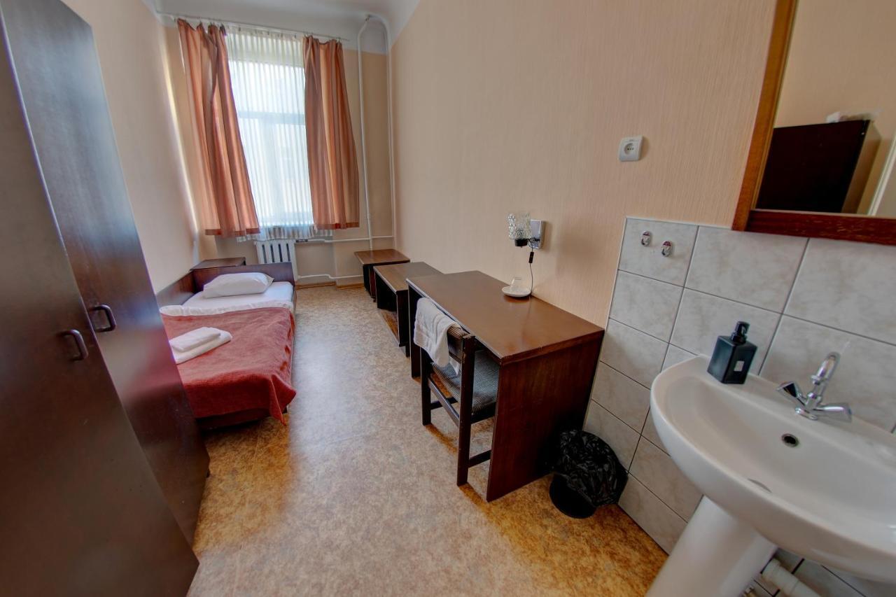 Hostel Viktorija With Private Rooms Рига Экстерьер фото