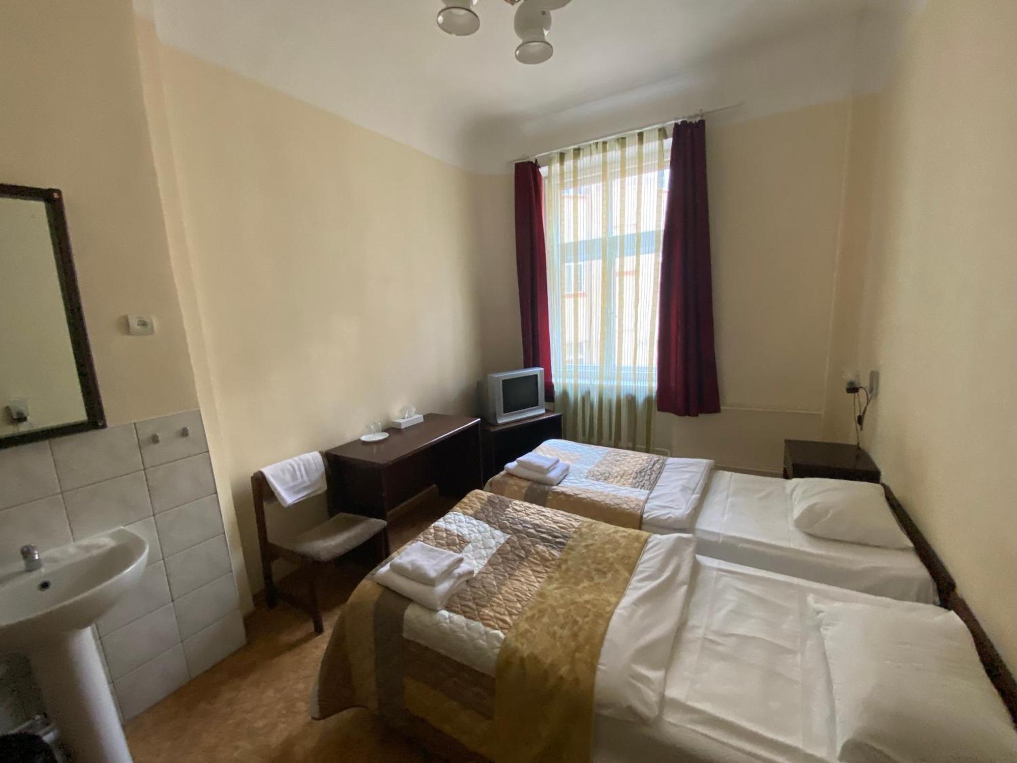 Hostel Viktorija With Private Rooms Рига Экстерьер фото