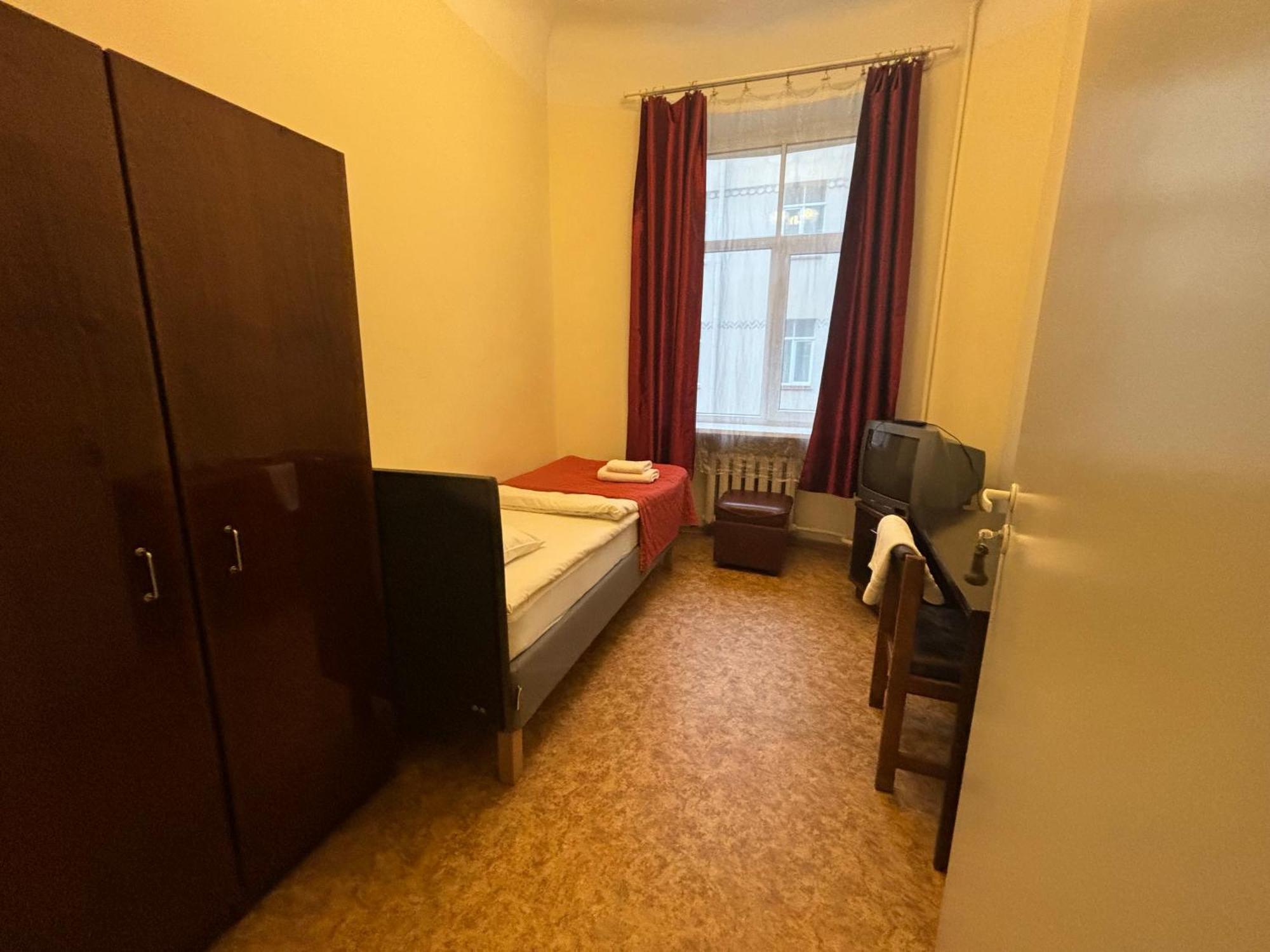 Hostel Viktorija With Private Rooms Рига Экстерьер фото