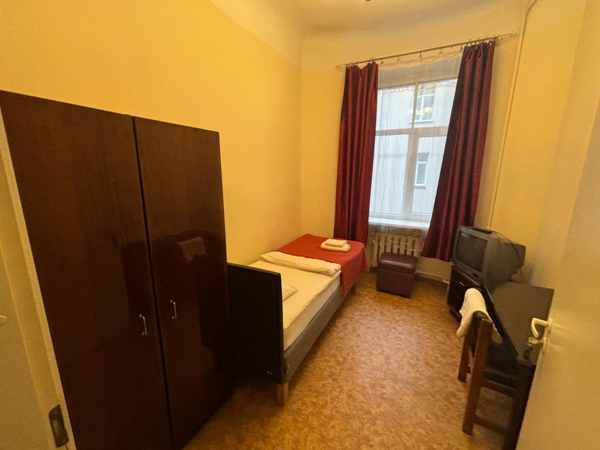 Hostel Viktorija With Private Rooms Рига Экстерьер фото