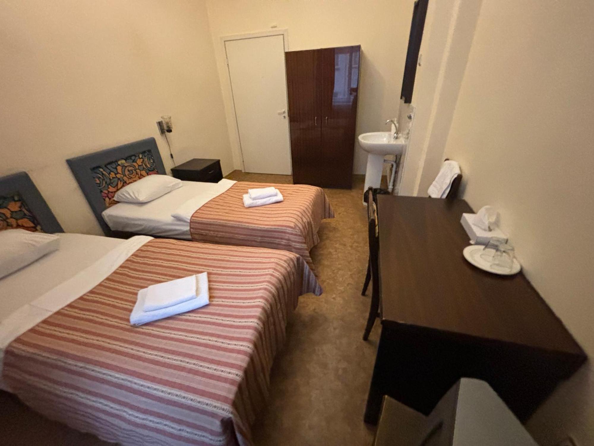 Hostel Viktorija With Private Rooms Рига Экстерьер фото