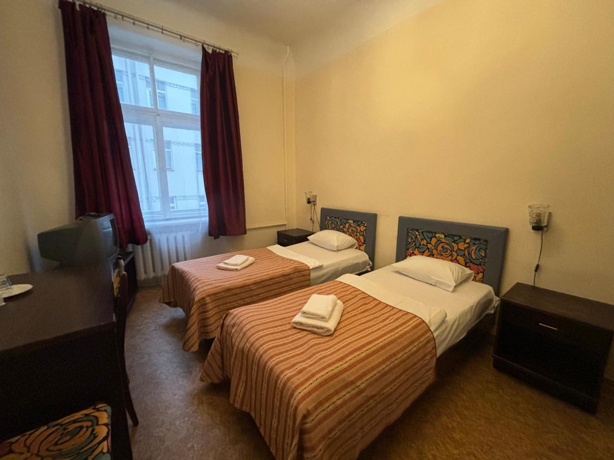 Hostel Viktorija With Private Rooms Рига Экстерьер фото