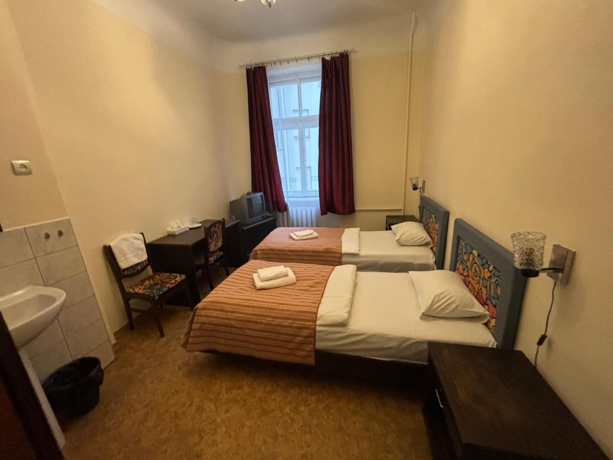 Hostel Viktorija With Private Rooms Рига Экстерьер фото